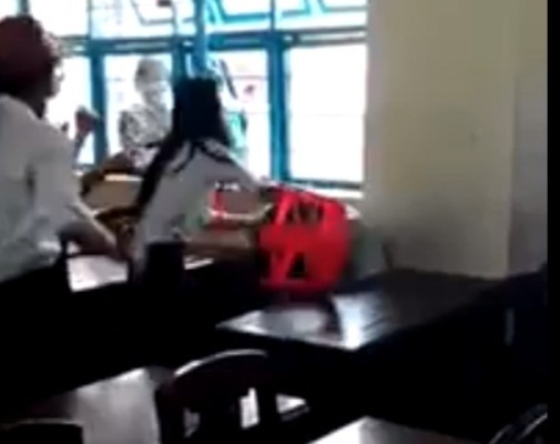 Hình ảnh ghi lại cảnh nữ sinh cấp 2 ở tình Trà Vinh bị đánh ngay trong lớp học