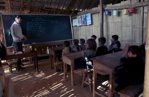 Lớp học sơ sài được dựng bằng phên, nứa của các em học sinh tiểu học trên Mù Cang Chải (Yên Bái)
