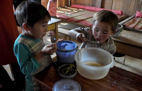 Bữa ăn thiếu thốn của học sinh vùng cao