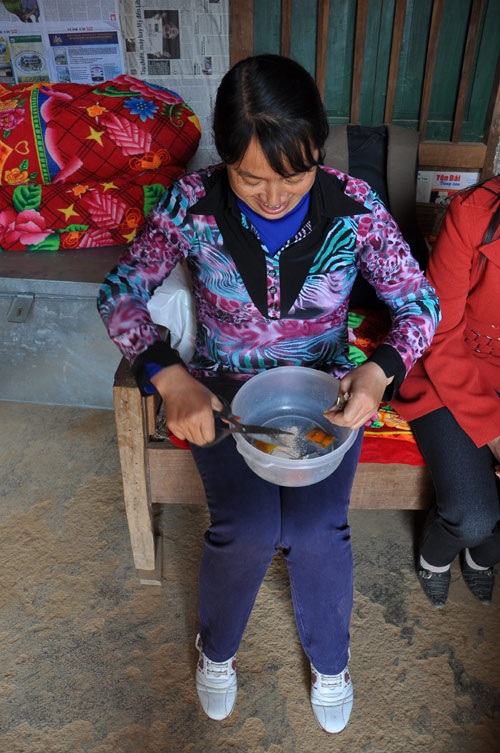 Món canh được nấu bằng gia vị mỳ tôm dành cho bữa trưa của thầy và trò