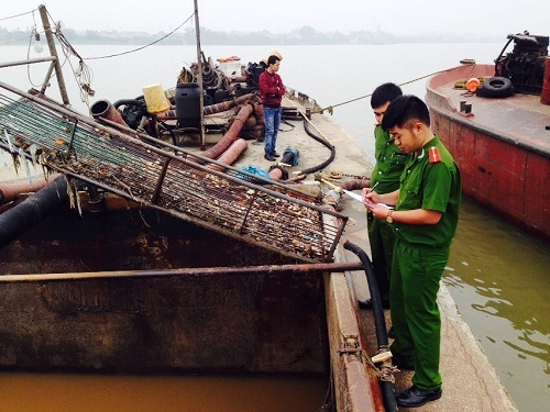 Hà Nội: Bắt quả tang khai thác cát trái phép ở sông Hồng - 1 Lực lượng chức năng lập biên bản đối với các tàu cát vi phạm