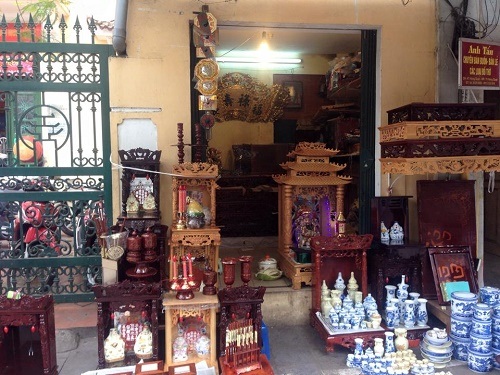 Những quán hàng “tí hon” hái ra tiền ở Hà Nội - 7 Cửa hàng bán đồ thờ phải bầy tràn ra vỉa hè vì diện tích bên trong quá chật hẹp