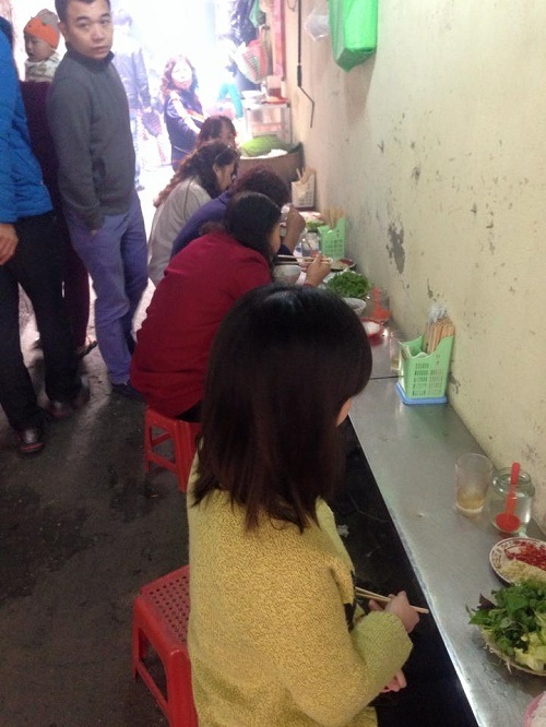 Những quán hàng “tí hon” hái ra tiền ở Hà Nội - 12 Một số cửa hàng còn tận dụng không gian ngõ chỉ rộng hơn 1m2 nhưng vẫn đông kín khách