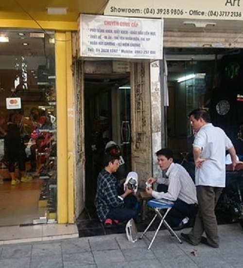 Những quán hàng “tí hon” hái ra tiền ở Hà Nội - 1 Những quán hàng “tí hon” hái ra tiền ở Hà Nội