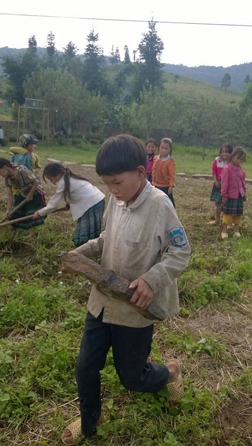 “Hồi ký” của cô giáo 9x xinh đẹp dạy học vùng cao - 5 Các em học sinh cùng tham gia lao động công ích