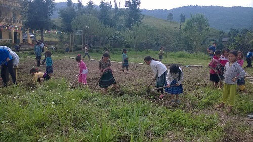 “Hồi ký” của cô giáo 9x xinh đẹp dạy học vùng cao - 4 Các em học sinh được Tuyết dạy học đều là người dân tộc H'mông