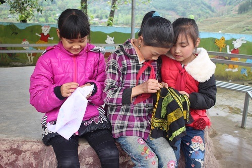Học sinh tiểu học trở thành hướng dẫn viên du lịch - 1 Các em học sinh được tham gia các nhóm sở thích: Thêu thùa, múa khèn, lá thuốc dân gian...
