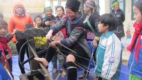 Học sinh tiểu học trở thành hướng dẫn viên du lịch - 2 Các em học sinh được các nghệ nhân trong vùng tới chỉ dẫn.