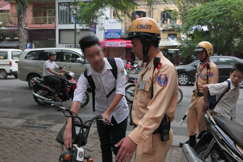 Nhiều học sinh vẫn “phớt lờ” đội mũ bảo hiểm - 1 Ảnh xử lý học sinh không đội mũ bảo hiểm sáng nay (7/7)