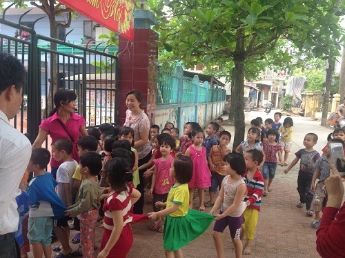 Nhiều phụ huynh lo lắng cho con mình khi mùa nắng nóng đang tới.