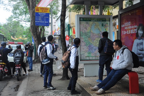 Cảnh sát giao thông "soi" nhãn vở các học sinh không đội mũ bảo hiểm - 12 Cô gái này tỏ ra lúng túng khi biết mình sẽ bị xử phạt