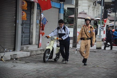 Cảnh sát giao thông "soi" nhãn vở các học sinh không đội mũ bảo hiểm - 10 Nam sinh đi xe máy không đội mũ bảo hiểm được CSGT dẫn về chốt giao thông