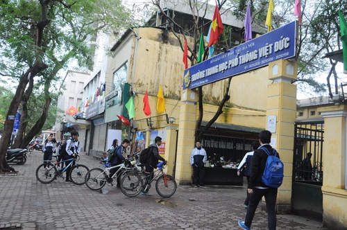 Cảnh sát giao thông "soi" nhãn vở các học sinh không đội mũ bảo hiểm - 13 Cô gái này tỏ ra lúng túng khi biết mình sẽ bị xử phạt