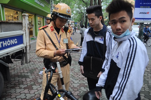 Cảnh sát giao thông "soi" nhãn vở các học sinh không đội mũ bảo hiểm - 3 Hai em học sinh trường Đinh Tiên Hoàng quên mũ bảo hiểm