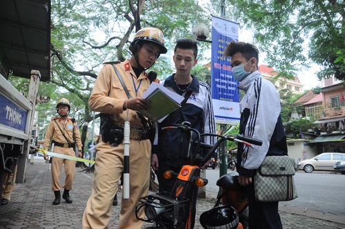 Cảnh sát giao thông "soi" nhãn vở các học sinh không đội mũ bảo hiểm - 4 Hai em học sinh trường Đinh Tiên Hoàng quên mũ bảo hiểm
