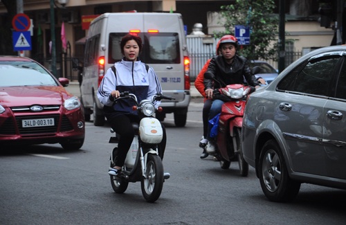 Cảnh sát giao thông "soi" nhãn vở các học sinh không đội mũ bảo hiểm - 5 Một nữ sinh không đội mũ bảo hiểm khi tới trường trong sáng nay