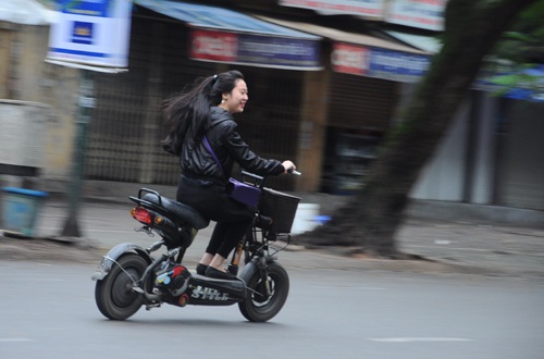Cảnh sát giao thông "soi" nhãn vở các học sinh không đội mũ bảo hiểm - 7 Một cô gái trẻ cố gắng phóng nhanh để tránh bị xử phạt