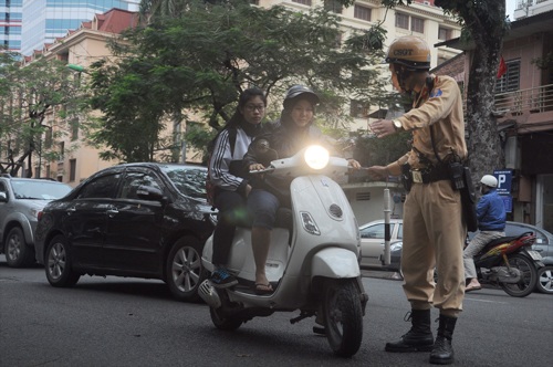 Cảnh sát giao thông "soi" nhãn vở các học sinh không đội mũ bảo hiểm - 9 Hai chị em tới trường cùng không đội mũ bảo hiểm