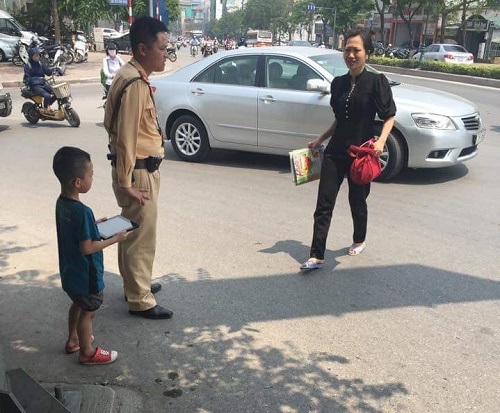 Mẹ cháu bé mừng phát khóc khi được nhận con từ tay các CSGT