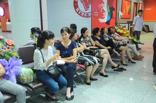 Các phụ huynh có con tham dự Olympic Vật Lý ngồi chờ tại nhà ga của sân bay Nội Bài trong tối 11/5