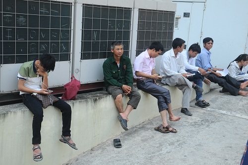 Những chỗ râm mát đều được các phụ huynh săn tìm. (Ảnh: Hoành Sơn)