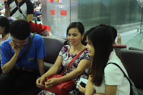 Các phụ huynh có con tham dự Olympic Vật Lý ngồi chờ tại nhà ga của sân bay Nội Bài trong tối 11/5