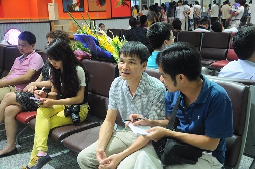 Anh Đinh Viết Hiền trắng đêm đợi con gái là Đinh Thị Hương Thảo trở về với tấm huy chương bạc