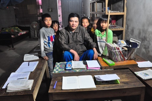 "Người thầy" đứng lớp trên xe lăn, dùng miệng viết chữ dạy học trò - 3 Anh Trường dùng miệng viết chữ dạy học trò.