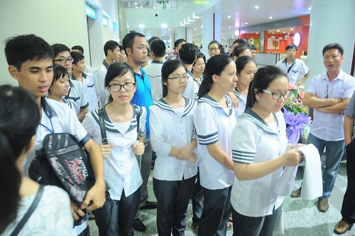 Cả lớp cùng lên đón bạn Đinh Thị Hương Thảo