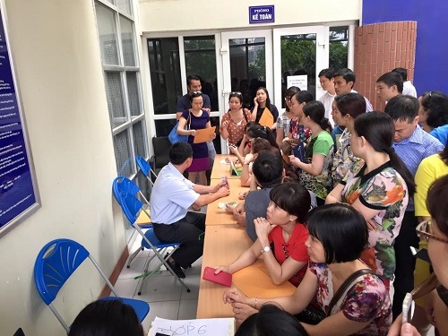 Bên trong khu vực bán hồ sơ chật cứng phụ huynh đứng chờ