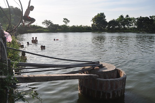 Hàng nghìn người dân Thủ đô sinh hoạt bằng... nước ao tù - 2 Đường ống dẫn nước chằng chịt từ giếng bơm.