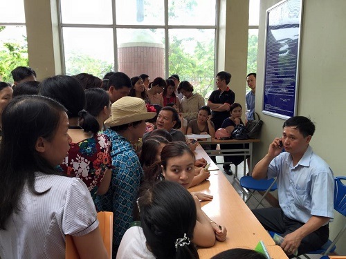 Trường Marie Curie tuyển thẳng lớp 6 nhiều học sinh diện đặc biệt - 1 Các phụ huynh chờ mua hồ sơ đăng ký nhập học lớp 6 cho con