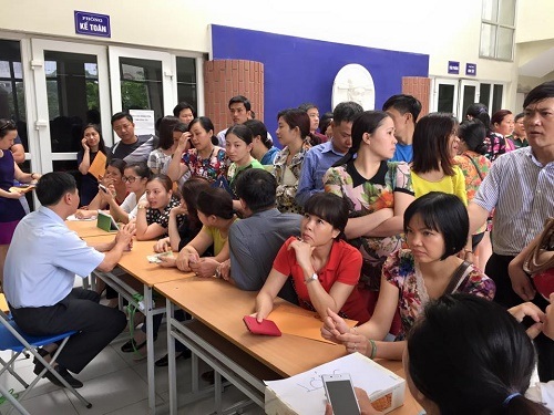 Xét tuyển lớp 6: Trường lúng túng vì 1.000 học sinh đạt 100 điểm - 1 Phụ huynh chờ mua hồ sơ xét tuyển vào lớp 6 của trường THCS Lương Thế Vinh