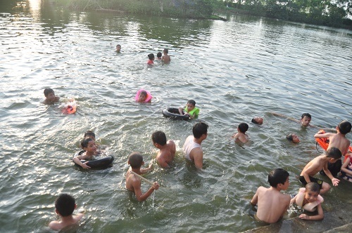 Hàng nghìn người dân Thủ đô sinh hoạt bằng... nước ao tù - 4 Cả làng ăn uống tắm giặt trong cùng một cái ao.