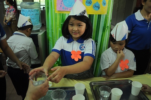 Học sinh tiểu học trải nghiệm làm "lãnh đạo" - 3 Lãnh đạo nhí mời nước các phụ huynh