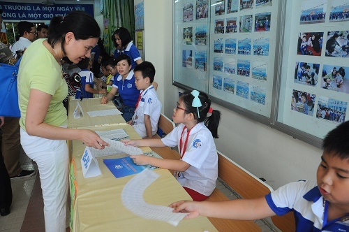 Học sinh tiểu học trải nghiệm làm "lãnh đạo" - 2 Em Phương Anh làm lãnh đạo chỉ dẫn cho phụ huynh