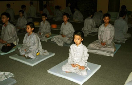 Nghỉ hè: Phụ huynh đổ xô cho con “nhập ngũ”, “nương cửa chùa” - 2 Nghỉ hè, nhiều phụ huynh cho con tham gia các khóa tu ngắn hạn