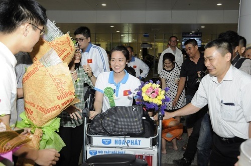 Em Trần Vân Anh trở về trong sự chào đón của mọi người