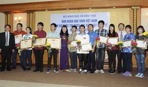 Thứ trưởng Bộ GD&ĐT tuyên dương đoàn học sinh