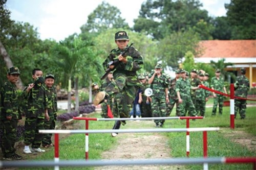 Nghỉ hè: Phụ huynh đổ xô cho con “nhập ngũ”, “nương cửa chùa” - 1 Phụ huynh lựa chọn khóa học quân đội để gửi con dịp hè