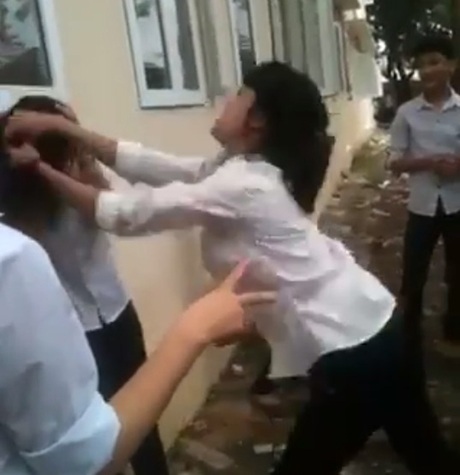Hình ảnh trong vụ nữ sinh đánh nhau ở Trường THCS Uy Nỗ.