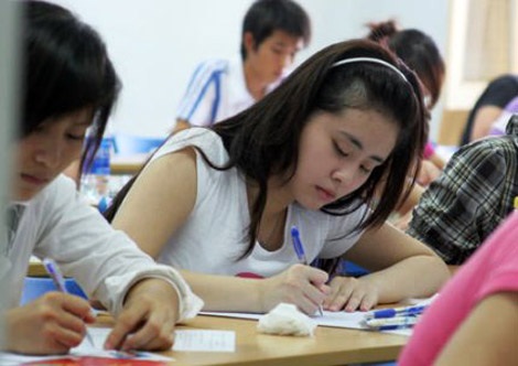 Học sinh ôn thi lớp 10 “nghẹt thở", phụ huynh lo phương án dự bị - 1 Học sinh đang gấp rút ôn luyện chuẩn bị cho cuộc đua vào lớp 10 (ảnh minh họa)