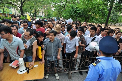 Xét tuyển lớp 6: Phụ huynh lo không mua được hồ sơ vào trường “nóng” - 1 Phụ huynh lo lắng không mua được hồ sơ cho con nhập học vào các trường nóng.