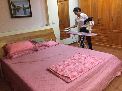 Hàng ngàn người "xả thân" đội nắng giúp đỡ thí sinh dự thi - 20 Chij Thắm đang dọn dẹp lại căn phòng ngủ để cho sĩ tử ở nhờ