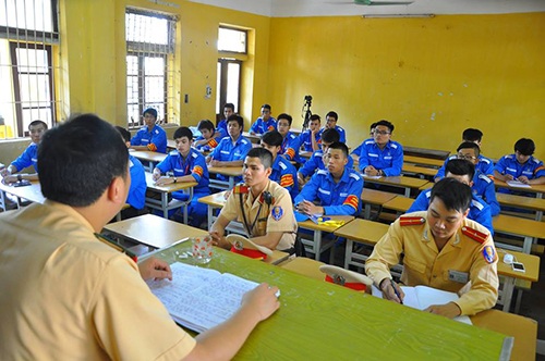 Cảnh sát giao thông dạy SV tình nguyện cách xử lý tình huống - 1 CSGT dạy kỹ năng điều tiết giao thông cho các sinh viên tình nguyện