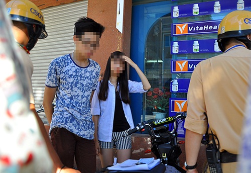 Nhiều trường hợp học sinh vẫn quên mũ bảo hiểm khi điều khiển xe đạp điện