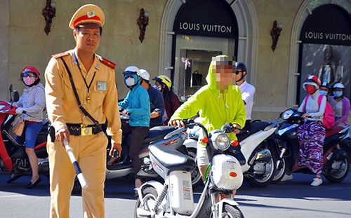 Lực lượng CSGT xử phạt trong chiều 27/5