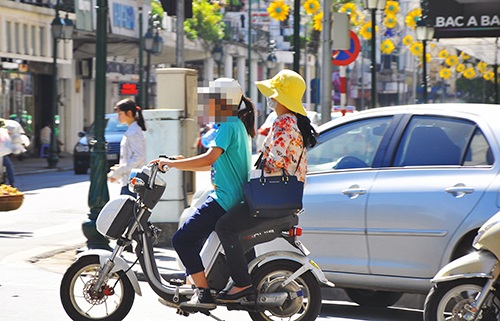 Bên cạnh đó vẫn nhiều người đi đường không thực hiện quy định đội mũ bảo hiểm khi đi xe đạp điện