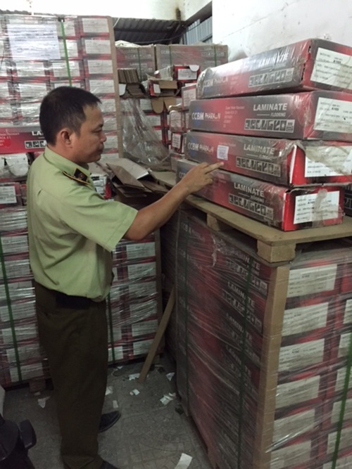 “Phù phép” vật liệu xây dựng Trung Quốc thành hàng nhập từ Đức - 1 Lực lượng chức năng kiểm tra cơ sở kinh doanh vật liệu xây dựng.