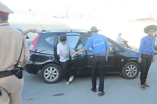 Nắng nóng kỷ lục, thí sinh được "xế hộp" tiền tỷ đưa đón - 5 Tình nguyện viên giúp một thí sinh mở cửa xuống xe